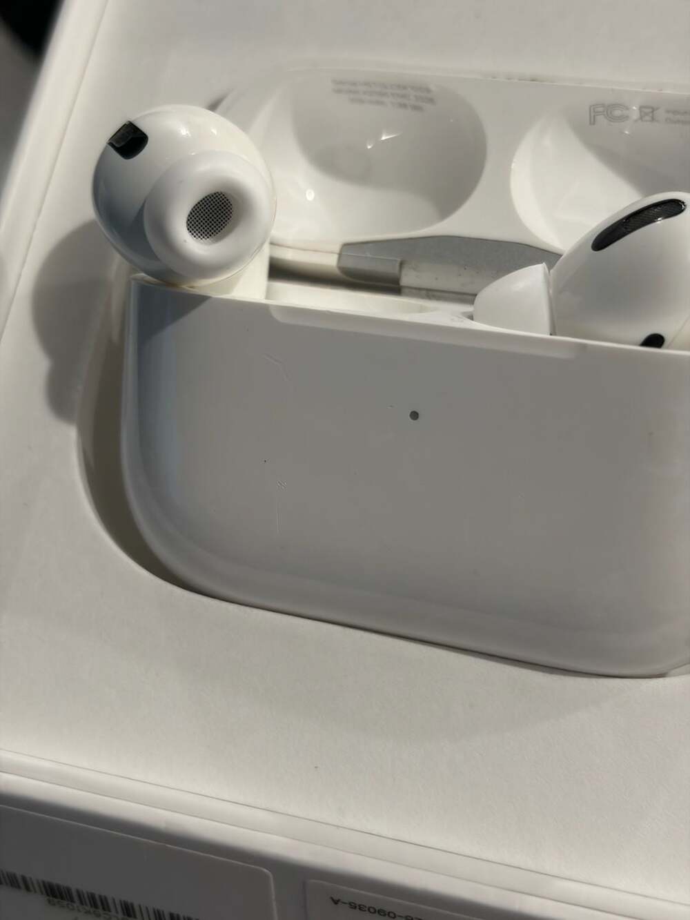 Apple AirPods Pro with Charging Case - First Generation - Picture 2 of 8